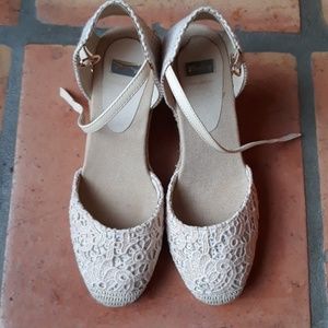 SOLD -- BATA Italian ivory/cream espadrille wedges 39 🌼